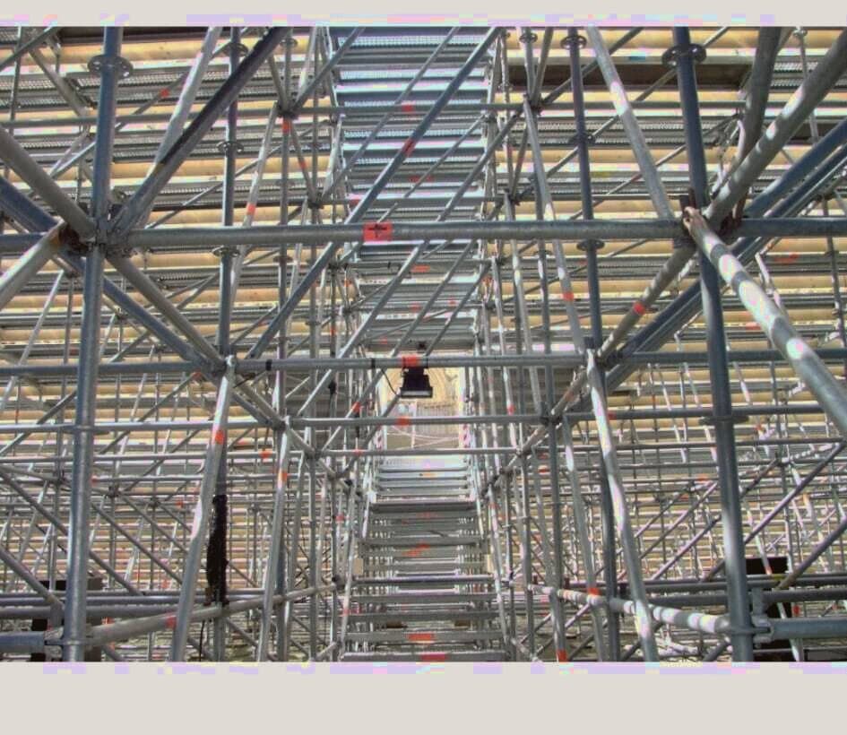 Echtes Projektfoto von Event Visuell — massives Systemgerüst-Tragwerk aus einem realen Aufbau, von unten aufgenommen